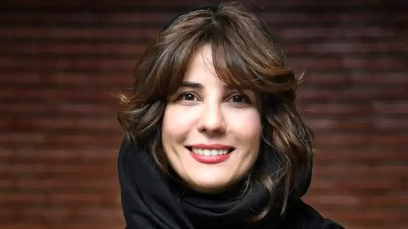 سارا بهرامی با انتخاب لباس تکراری، مدل پایداری مد را به رخ کشید