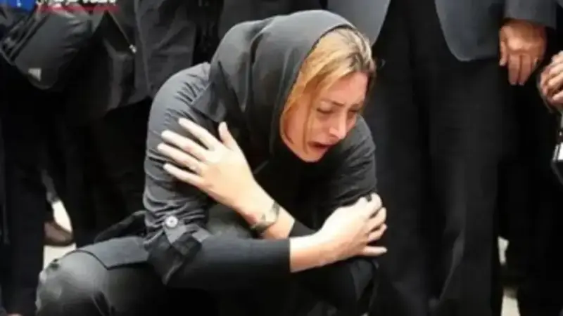 عکس| نگاهی به مراسم عزای جگرسوز شوهر جوان و سابق فریبا نادری / ضجه های خانم بازیگر در مراسم همسر سابقش