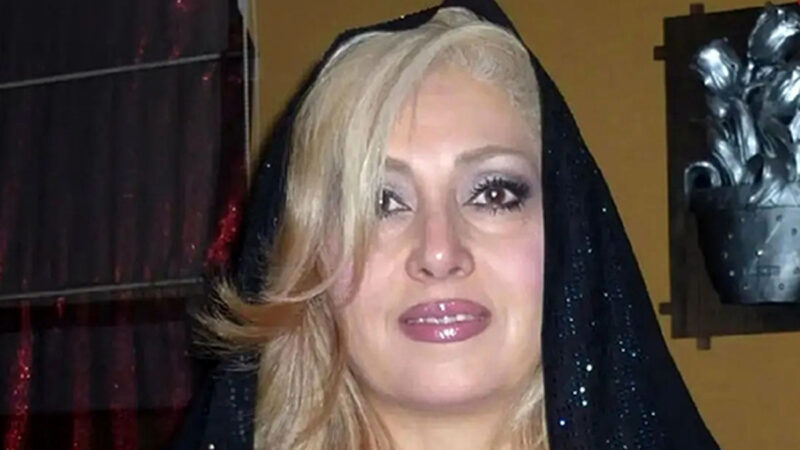 عکس| سفر در زمان ؛ «جهانگیر فروهر» در حال صحبت با دخترش «لیلا فروهر» در دهه ۴۰