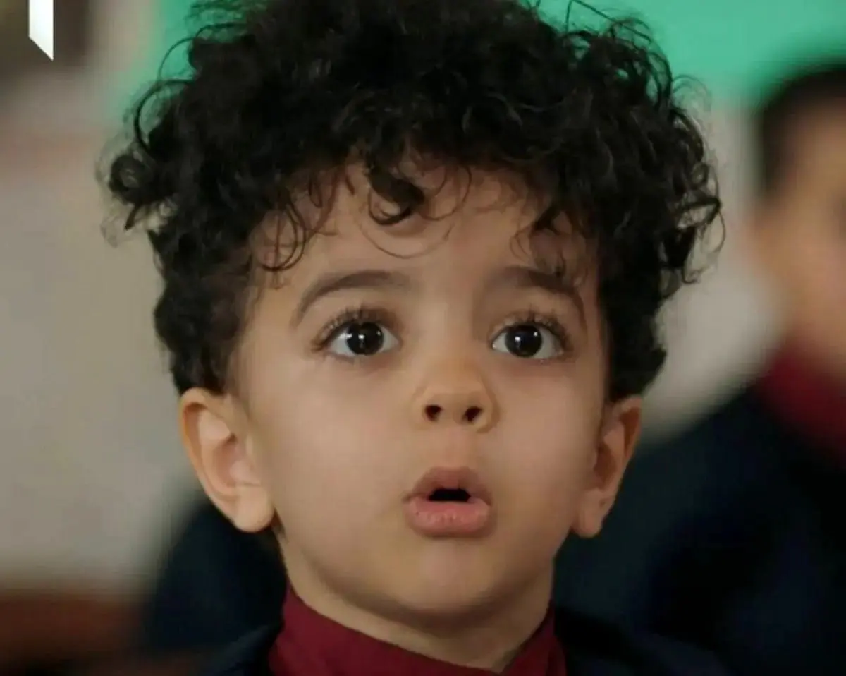 عکس| دکوراسیون و چیدمان سفره شب یلدای «مهدیار کالایی سالار سریال پایتخت» در کنار داداش جوگندمی اش