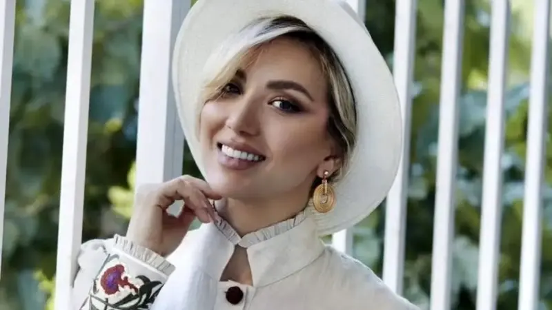 عکس| سلیقه مینا مختاری، در چیدمان سفره یلدای کافه بهرام رادان/ همسر اقای بازیگر واقعا خوش سلیقه است