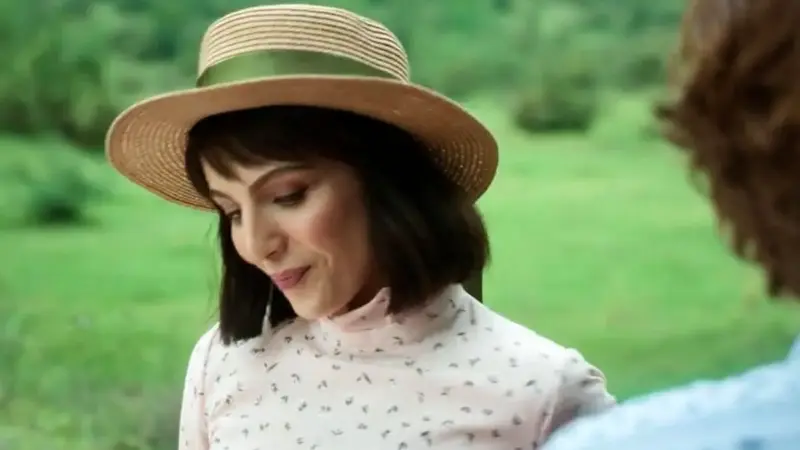 تصویری از ژست خاص مهسا حجازی در خیابان های تهران/ خانم بازیگر زیباتر از همیشه