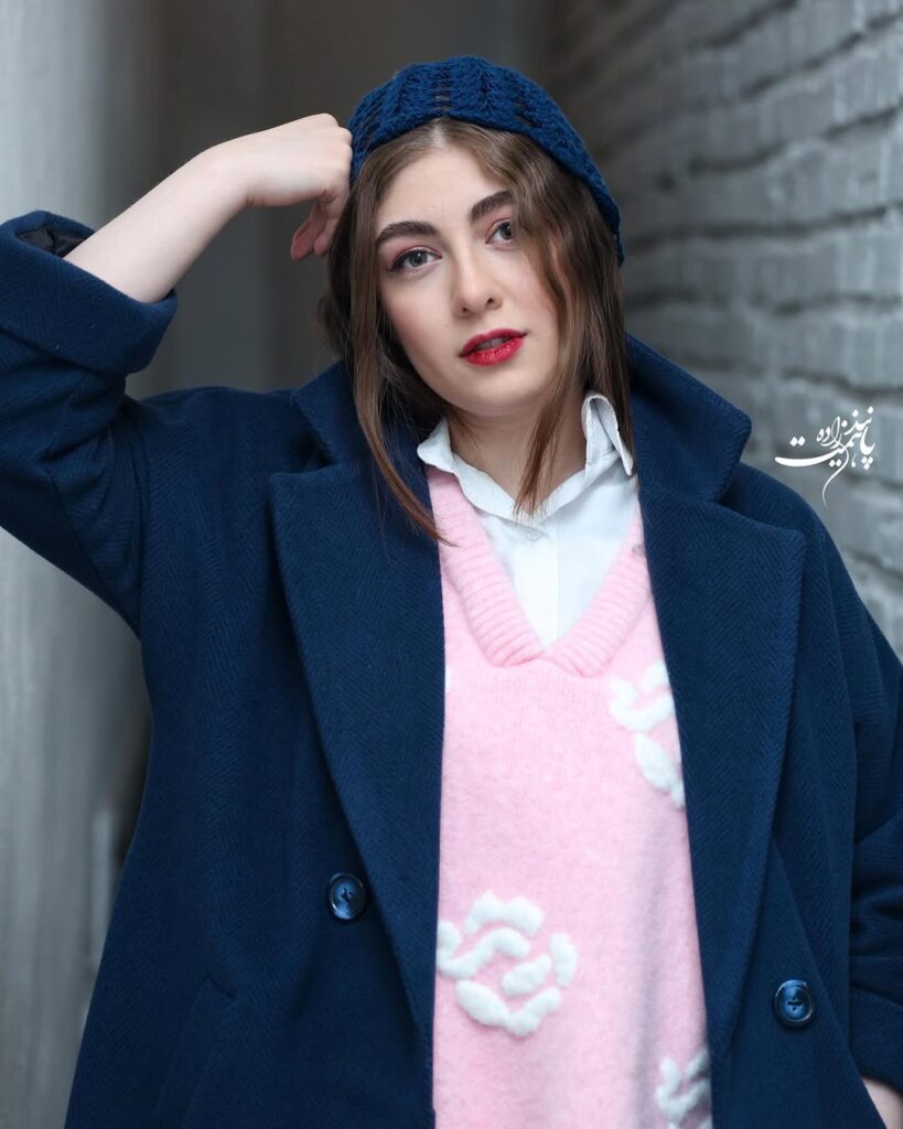 پالتوی سرمهای الیکا ناصری