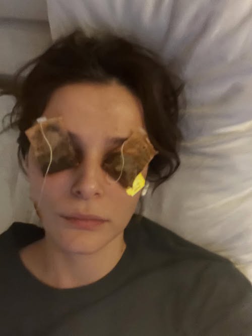 بوشرا دِوِلی راز عجیب رفع پف چشمش را فاش کرد؛ ترفندی که همه را شگفت‌زده کرد!