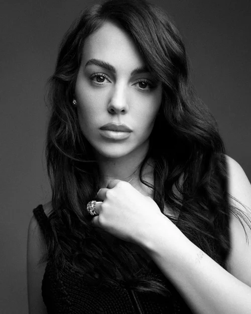 جورجینا روی جلد مجله ووگ