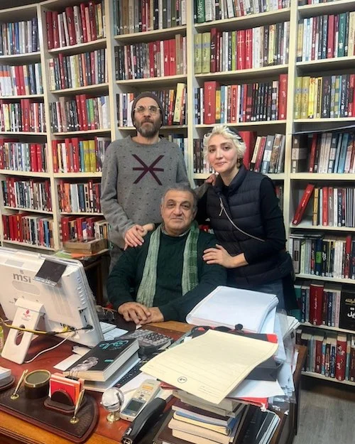 مینا ساداتی و همسرش در کتابخانه