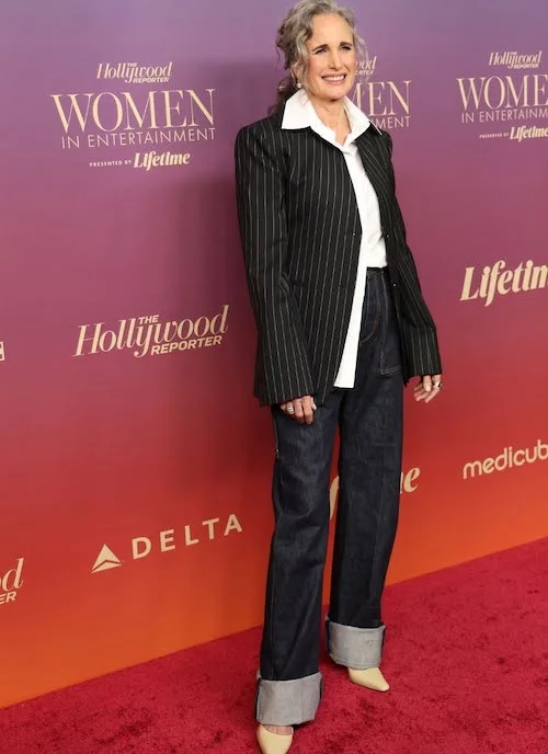 لباس کاری زنانه در مرکز توجه