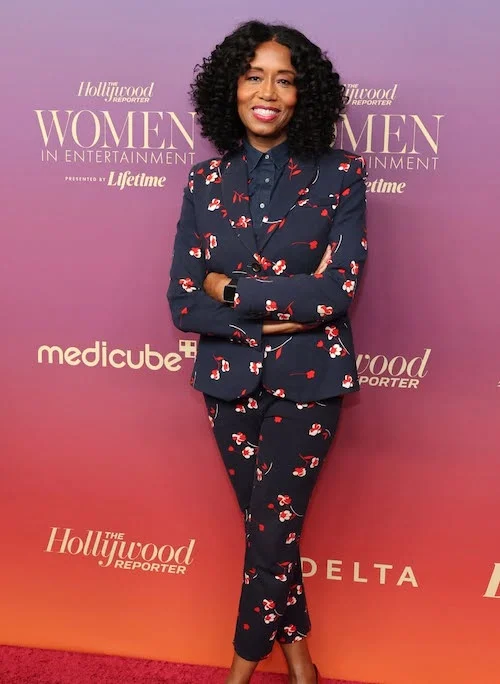 لباس کاری زنانه در مرکز توجه