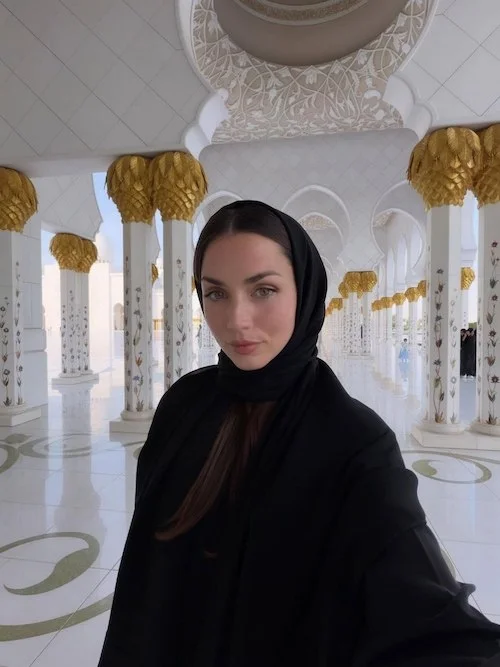 آنا د آرماس در مسجد