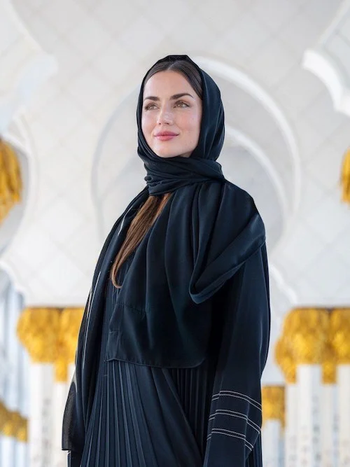 آنا د آرماس در مسجد