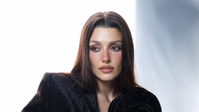 هانده ارچل با استایل اناری یلدایی، جذابیت خاص خود را به نمایش گذاشت!