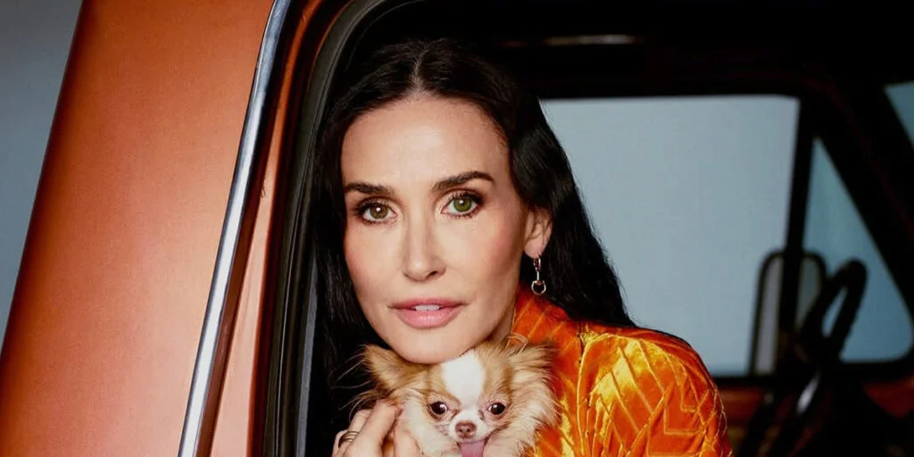 دمی مور در دل برف با استایلی ساده و متفاوت؛ ستاره هالیوود بدون زرق و برق فرش قرمز!