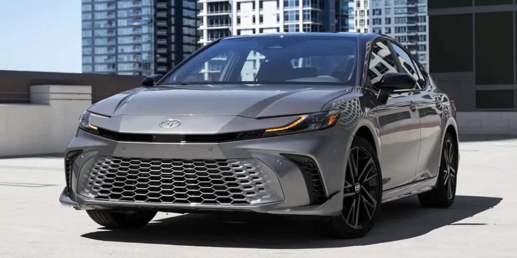 تویوتا کمری در خیابان‌های ایران؛ چرا هنوز هم محبوب‌ترین انتخاب است؟