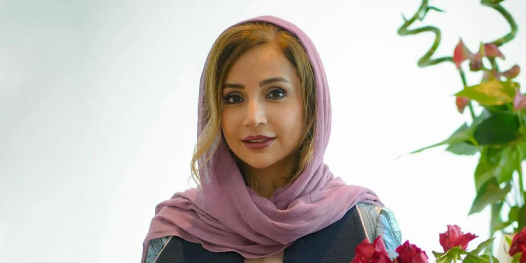 شبنم قلی‌خانی با کت دیپلمات سفید در آستانه یلدا غوغا به پا کرد!