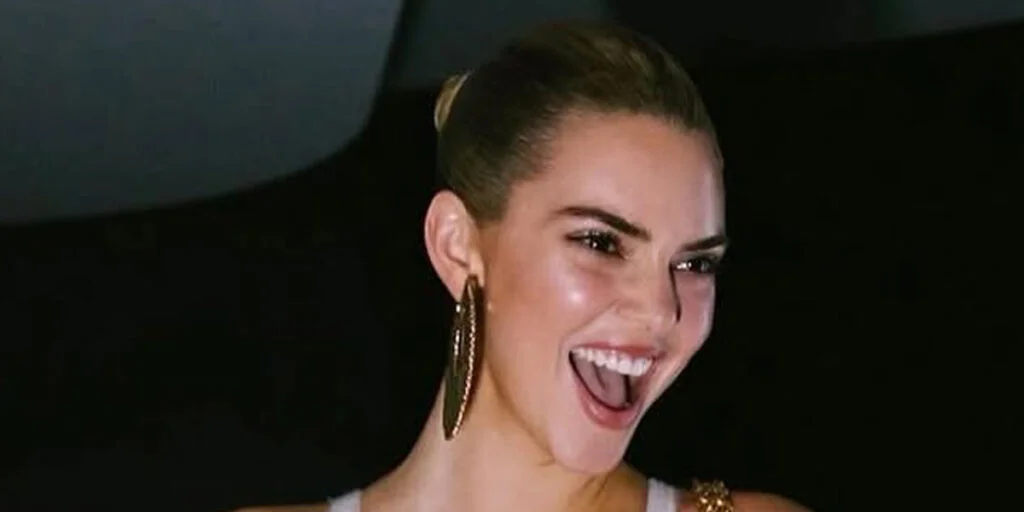 کندال جنر با تیپ درخشان کریسمسی همه را مات کرد! ترکیب رنگی که نمی‌توانید از آن چشم بردارید