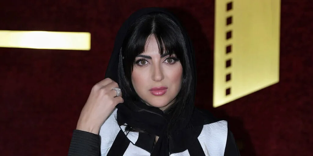 راز استایل مینیمال هلیا امامی با پوشش یک‌دست مشکی که همه را حیرت‌زده کرد!