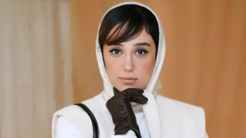 راز جذابیت استایل ساقی حاجی‌پور با پالتوی قرمز در جشن حافظ ۱۴۰۴