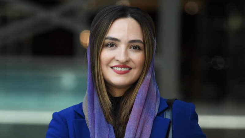 گلاره عباسی با موهای فرفری در رونمایی کتاب شبنم مقدمی همه را مسحور کرد!