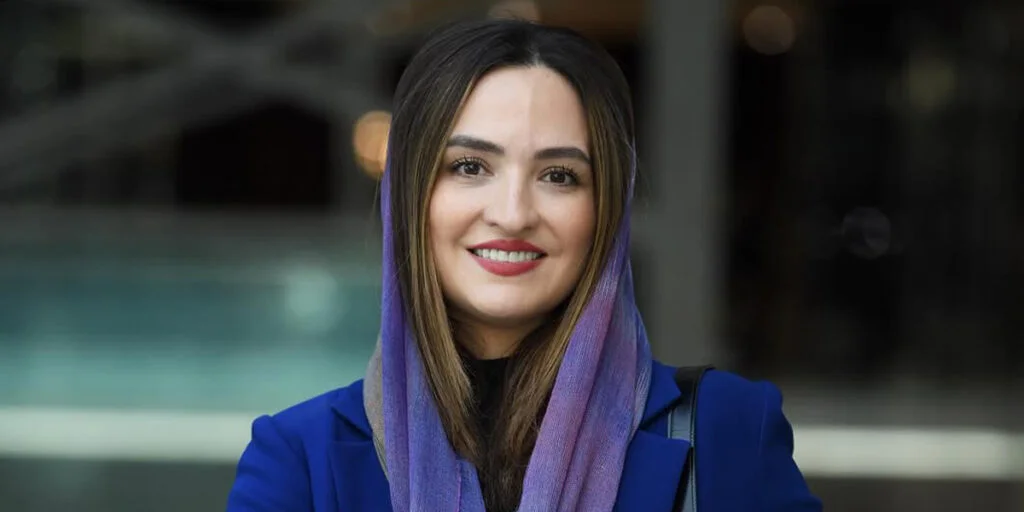 گلاره عباسی با موهای فرفری در رونمایی کتاب شبنم مقدمی همه را مسحور کرد!