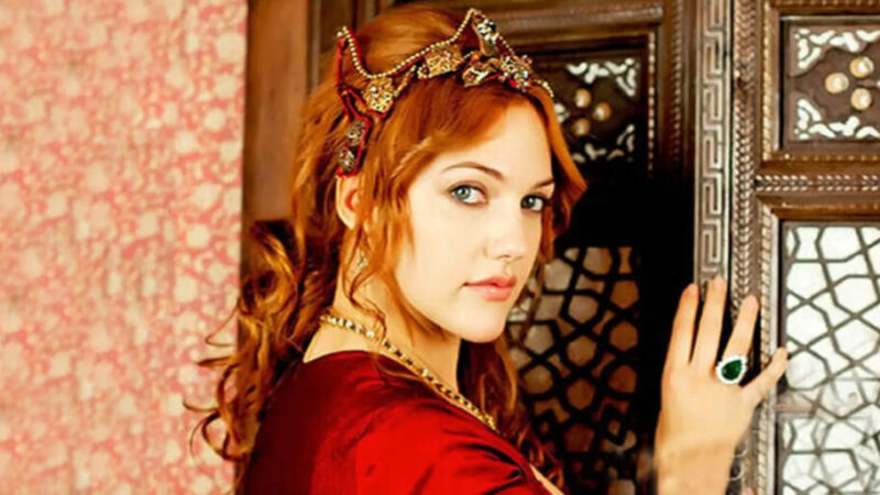 مریم اوزرلی با استایل مشکی کریسمسی کنار درخت کاج و دو دخترش؛ لحظه‌ای که قلب‌ها را گرم کرد!