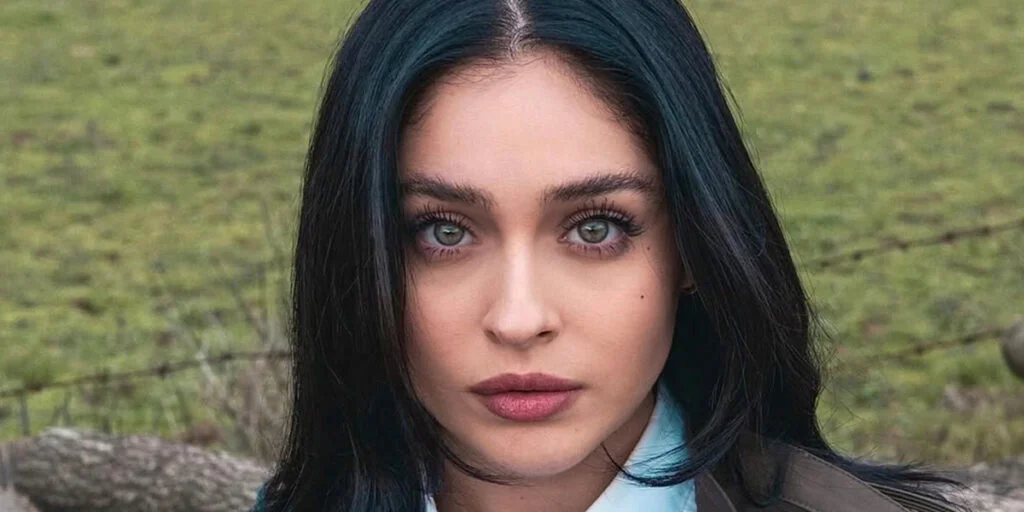 زینب سریال «رزها و گناه‌ها» با استایلی لایه‌لایه و چشم‌نواز، مد را متحول کرد!