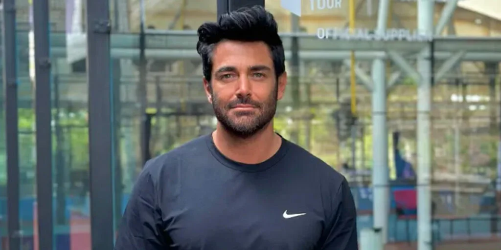 محمدرضا گلزار با استایل لایه‌لایه، جذاب‌تر از همیشه در دبی دیده شد!