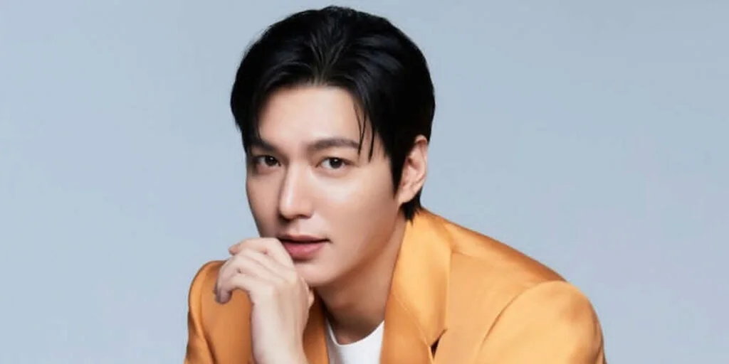 لی مین هو با کت چرم خاص در مراسم اکران؛ استایلی که همه را مات و مبهوت کرد!