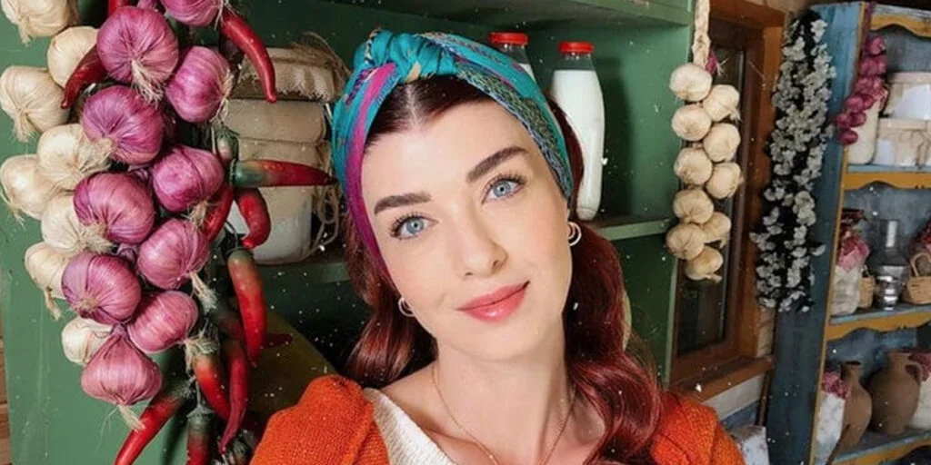 آسلیهان گونر با رژ لب قرمز، جذابیتی که همه را شگفت‌زده کرد!