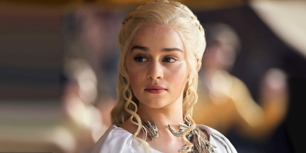 امیلیا کلارک با لباس‌های گرم زمستانی‌اش بار دیگر همه را شگفت‌زده کرد!