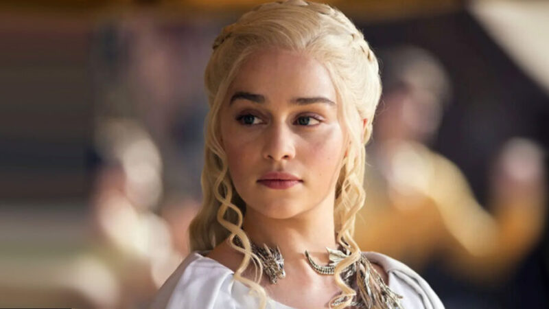 امیلیا کلارک با لباس‌های زمستانی شگفت‌انگیز بار دیگر چشم‌ها را خیره کرد!