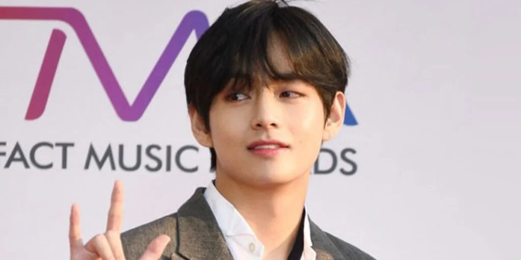 کیم تهیونگ BTS باز هم ژاپنی‌ها را مسحور کرد؛ نگاه‌های جدید و جذابش را از دست ندهید!