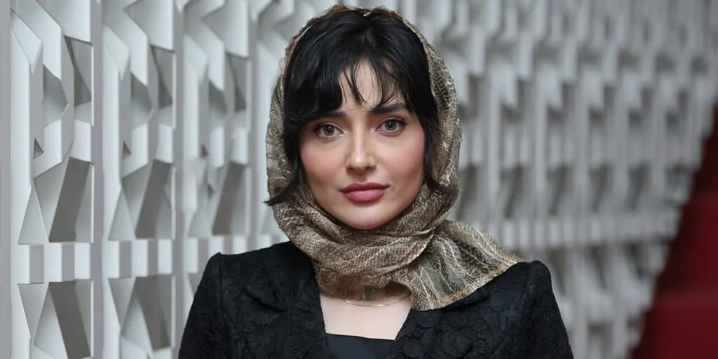 نورا محقق با استایل مشکی شیک در مراسم رونمایی کتاب، چرا همه نگاه‌ها به او بود؟