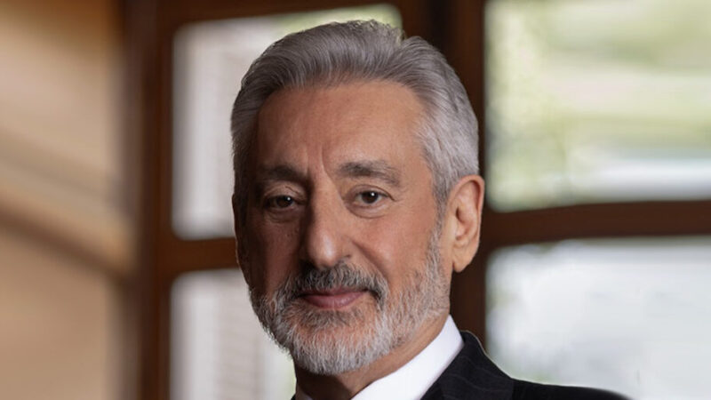 ابراهیم حامدی با استایل جوان‌پسندانه و کت‌وشلوار جدید، دوباره در کانون توجه قرار گرفت!