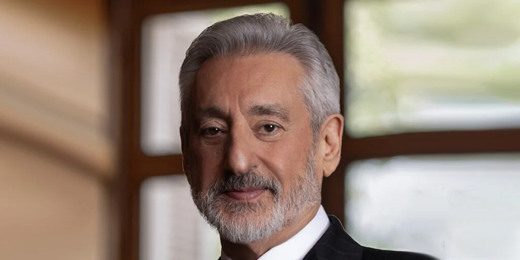 ابراهیم حامدی با استایل جوان‌پسندانه و کت‌وشلوار جدید، دوباره در کانون توجه قرار گرفت!