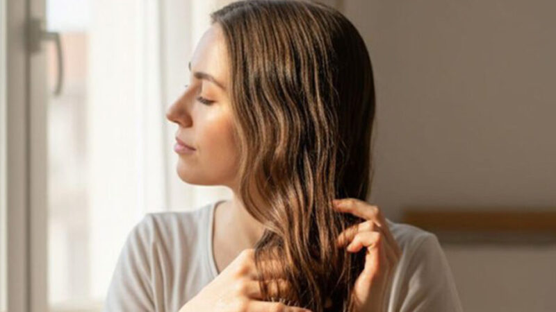 خارش سر؛ علتی پنهان که آرامش شما را می‌رباید! چگونه از این معضل خلاص شویم؟