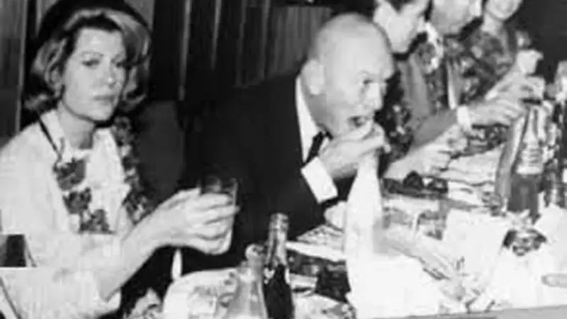 عکس | سفر در زمان ؛ بازیگر مشهور هالیوود در تهران چلوکباب خورد ؛ پاییز سال ۱۳۴۴