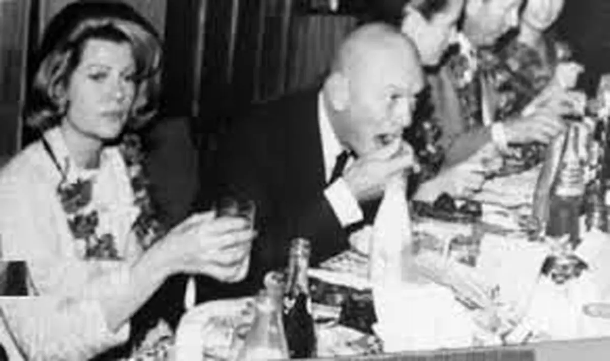 عکس | سفر در زمان ؛ بازیگر مشهور هالیوود در تهران چلوکباب خورد ؛ پاییز سال ۱۳۴۴