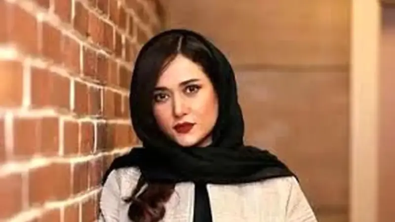 عکس| سفره خاص پریناز ایزدیار برای شب یلدا با دونه های انار