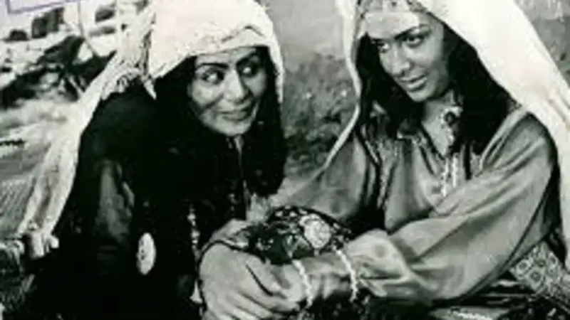 عکس| سفر در زمان؛ «شهرزاد» بازیگر قبل انقلاب در پیری و در کنار آرامگاه کوروش