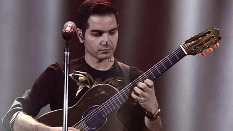 فیلم| واکنش عجیب محسن یگانه از پاره شدنِ سیم گیتار وسط کنسرت