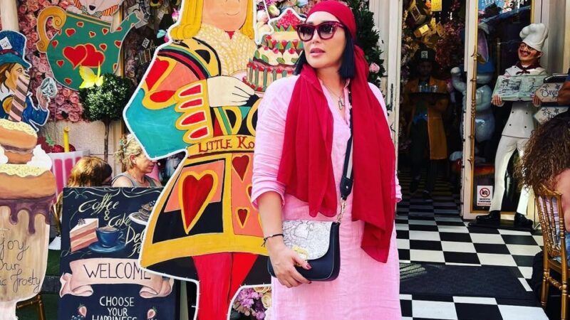 سارا منجزی‌پور همزمان تولد خود، دخترش و کریسمس را جشن گرفت؛ راز یک مهمانی متفاوت چیست؟