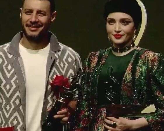 لحظه طلایی جواد عزتی در جشن حافظ؛ تقدیم تندیس بهترین بازیگر زن به بهنوش طباطبایی با پیامی ویژه برای زنان ایران