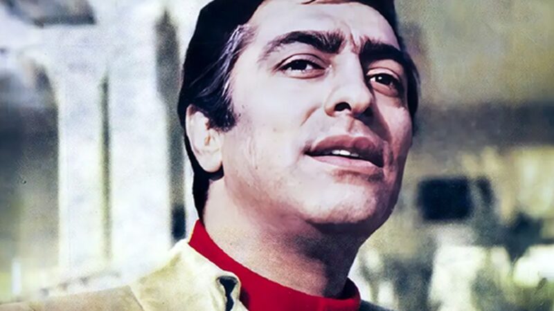 عکس| سفر در زمان ؛ تصویری دیده‌نشده فردین در حال دریافت نشان لیاقت از محمدرضا پهلوی