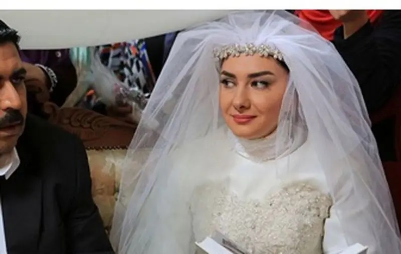 عکس | سفر در زمان ؛ «هانیه توسلی» با چادر و حلقه ازدواج در پشت صحنه یک فیلم؛ سال 93