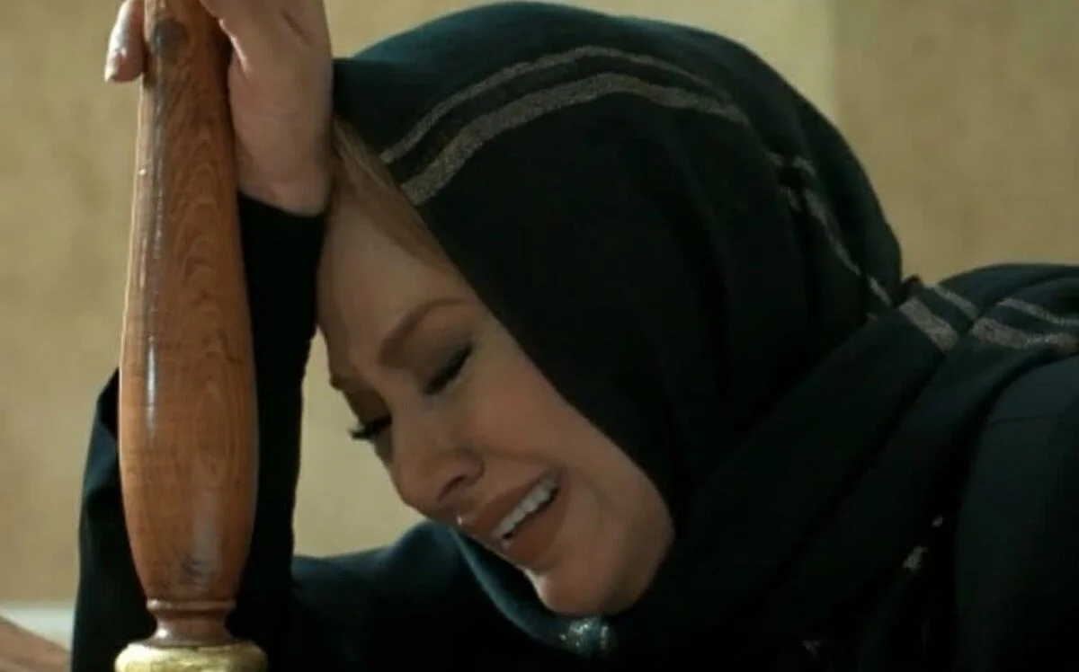 عکس| حال خراب و آشفته نسرین مقانلو در مراسم تشییع پدرش در بهشت زهرا