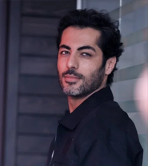 فیلم| نگاهی به استایل خاص نوید پورفرج + مادر واقعی‌اش در نمایش کلکسیونر - تصویر شاخص