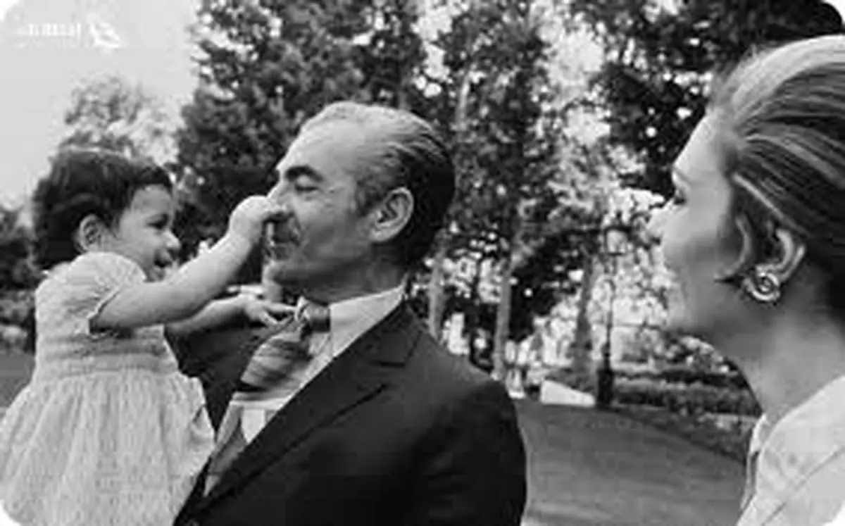 عکس| سفر در زمان؛ محمدرضا پهلوی به همراه فرزندش رضا در حیاط کاخ سعدآباد