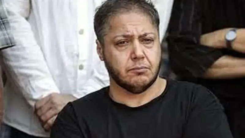 عکس| سفر زمان؛ چهرۀ «مازیار لرستانی» در 14 سالگی در اتاقش در حال خواندن کتاب