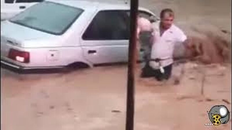 فیلمی تکان‌دهنده از شجاعت شهروند ایذه‌ای که جان مادر و کودک را در سیل نجات داد