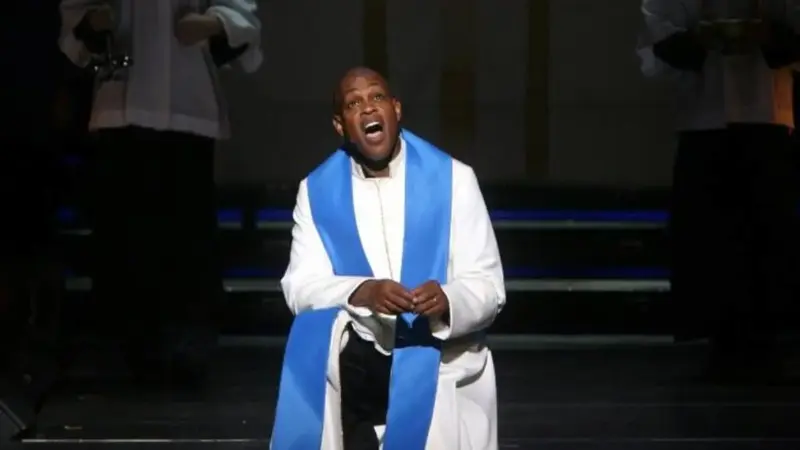 خواننده مشهور با ضربات چاقو در خانه‌اش کشته شد